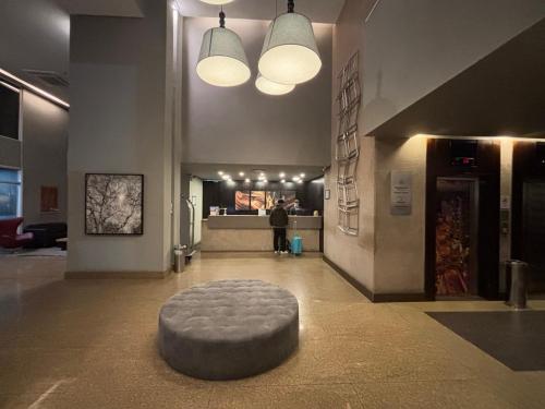 a round ottoman sitting on the floor of a lobby at Hotel Wynd Al Campinas Paulista Luxuoso com garagem piscina 1102 in Sao Paulo