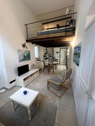 ein Wohnzimmer mit Sofa und Tisch in der Unterkunft Casa Borgo prino in Imperia