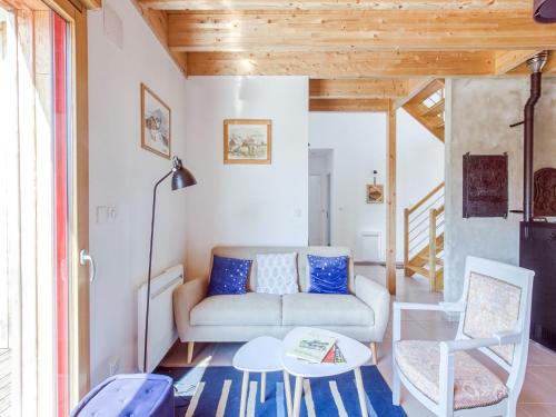un soggiorno con un divano e un tavolo di Pleasant Cottage in Challerange a Challerange