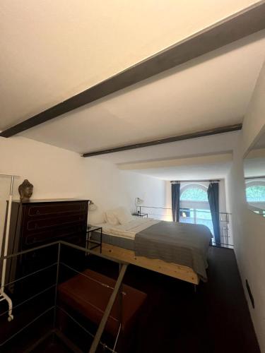 ein Schlafzimmer mit einem Bett, einer Kommode und einem Fenster in der Unterkunft Casa Borgo prino in Imperia