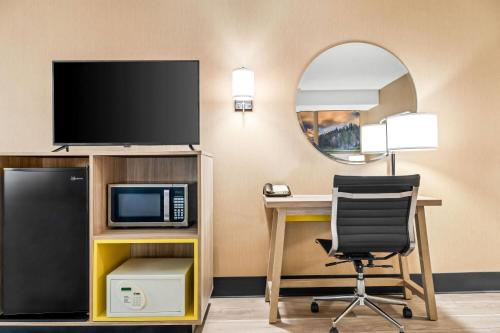 TV a/nebo společenská místnost v ubytování Days Inn by Wyndham Helena