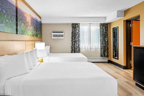 Postel nebo postele na pokoji v ubytování Days Inn by Wyndham Helena