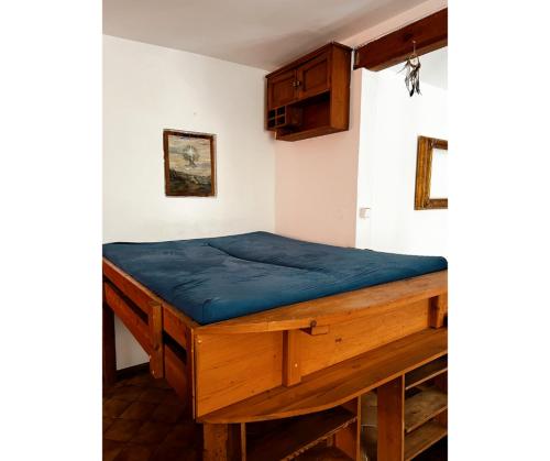 a bed in a room with a blue mattress at Housův Mlýn in Tábor