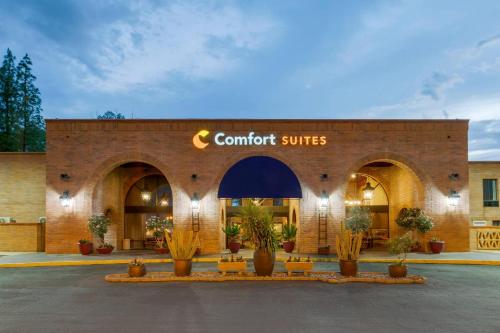 a building with a sign that reads comfort suites at Comfort Suites Tucson near Sabino Canyon in Tucson