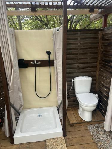 Koupelna v ubytování Tente Lodge avec Vue sur la Baie d'Ajaccio