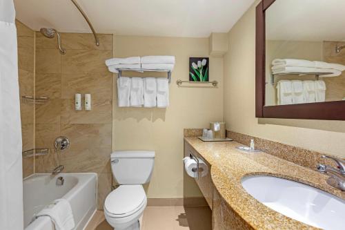 Et badeværelse på Quality Inn & Suites