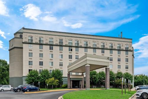 a large white building with cars parked in a parking lot at Comfort Inn Largo-Washington DC East in Upper Marlboro