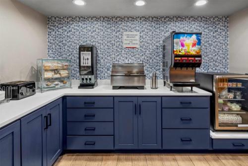 Køkken eller tekøkken på AmericInn by Wyndham Dickinson