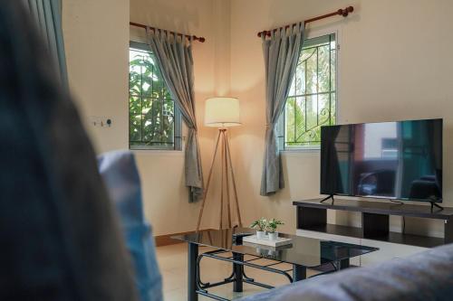 Areca Holiday Home 7, Bangtao Beachにあるテレビまたはエンターテインメントセンター