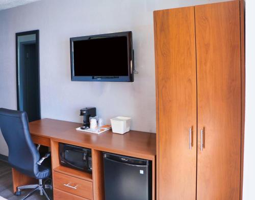 Кухня или мини-кухня в Quality Inn & Suites Watertown Fort Drum
