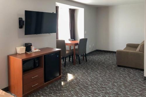 Телевизор и/или развлекательный центр в Quality Inn & Suites Watertown Fort Drum