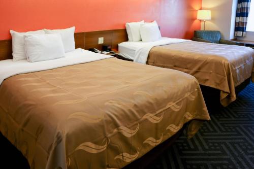 Кровать или кровати в номере Quality Inn & Suites Watertown Fort Drum