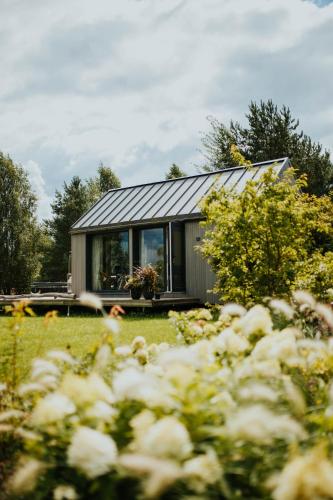 Κήπος έξω από το The Sound of Silence - romantic tiny house near Riga