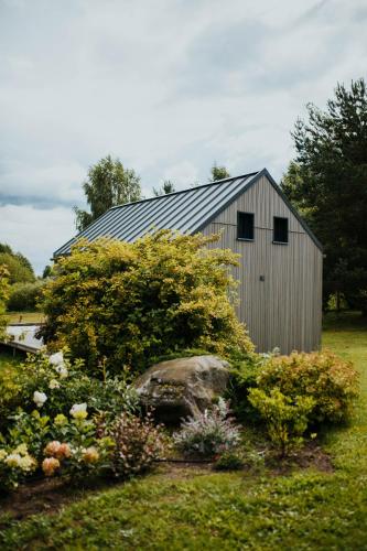 Κήπος έξω από το The Sound of Silence - romantic tiny house near Riga