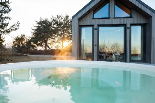 Πισίνα στο ή κοντά στο The Sound of Silence - romantic tiny house near Riga
