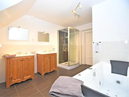 a bathroom with two sinks and a shower at Gruppenhaus mit Sauna bis zu 18 Personen in Treuen