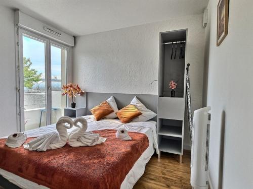 a bedroom with two swans sitting on a bed at La Dolce Vita I Disney Paris Balcon in Chelles