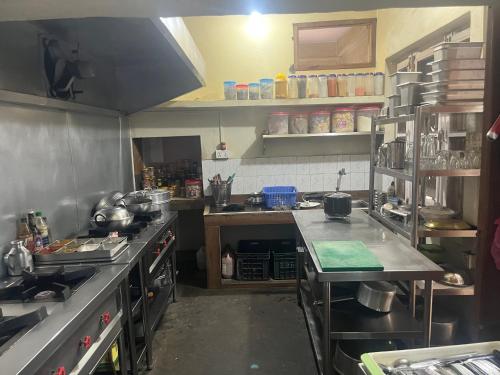 Una cocina o zona de cocina en Town Top Hotel & Resturant
