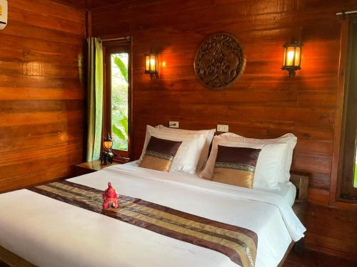 Postel nebo postele na pokoji v ubytování Siam Lanta Resort - SHA Extra Plus