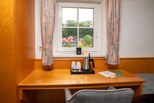 a wooden desk with a window in a room at Hotel Sonne in Seiffen