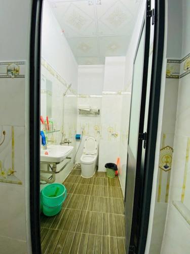 Bilik mandi di Hoàng Gia 2 Motel Long An
