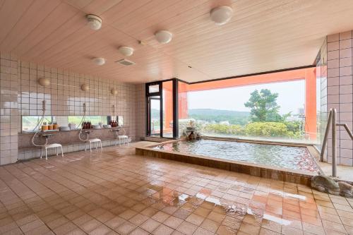 a large bathroom with a large pool of water at Hotel Sunresort Shirahama in Shirahama