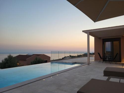 a swimming pool on the roof of a house at villas cape in Plateies