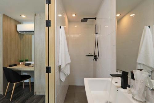 ラワイビーチにあるDuplex 1 BR Direct Pool Access A114のバスルーム(洗面台、トイレ付)、デスクが備わります。
