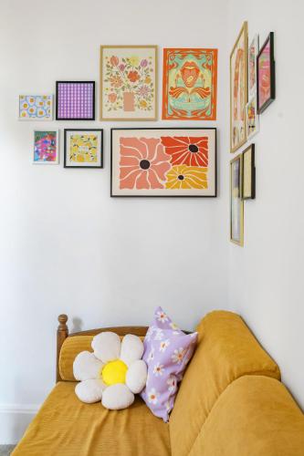 a couch with stuffed animals on it in a room at Le Beaulieu - Appartement lumineux, stationnement gratuit in Vichy