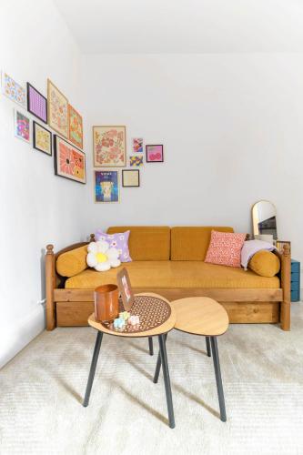 a living room with a couch and a table at Le Beaulieu - Appartement lumineux, stationnement gratuit in Vichy
