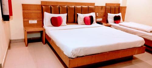 Postel nebo postele na pokoji v ubytování Hotel Aura palace Dx