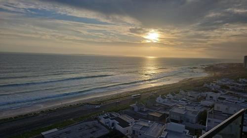 una vista aérea de una playa y el océano en Ocean Pearl, en Bloubergstrand