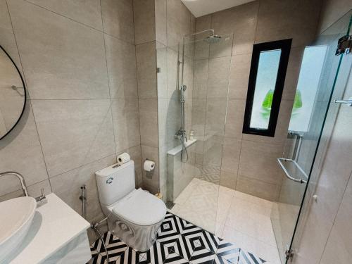 Ένα μπάνιο στο FAMILY HOMES HALO, brand new 2-bedroom Apartment with Pool Access