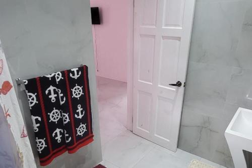 Ένα μπάνιο στο 4 Bed-4 EnSuite-Sleeps 12-AirCon-5 Min To Beach