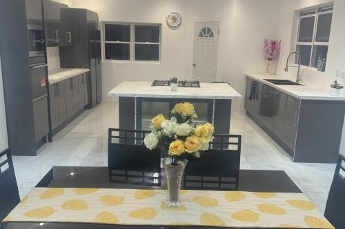 Η κουζίνα ή μικρή κουζίνα στο 4 Bed-4 EnSuite-Sleeps 12-AirCon-5 Min To Beach