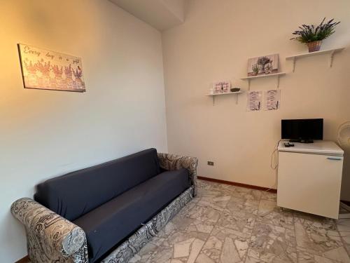 a living room with a couch in a room at Casa La Lavanda in Nicosia