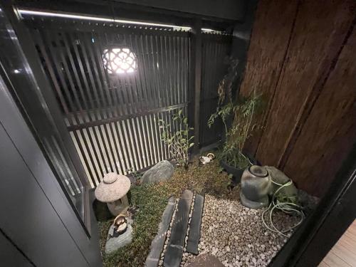 a small garden with a fence and some animals at おおさか城北 宿福 in Osaka
