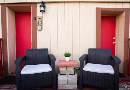 Χώρος καθιστικού στο The Red Door Wanderers Nest, Historic Downtown Gem