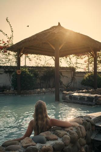 Bazén v ubytování Kobi Onsen Resort Hue, Affiliated by Melia nebo v jeho okolí