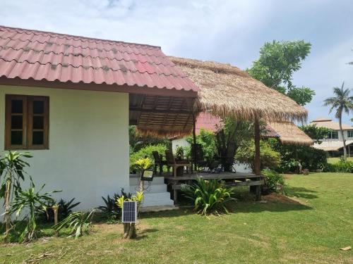 Taman di luar TK Beach Resort Koh Mak