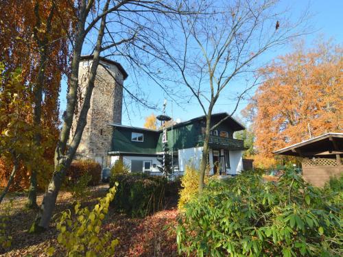 una casa de campo con silo y árboles en Pleasant Holiday Home in Kemmenau with Sauna, en Kemmenau