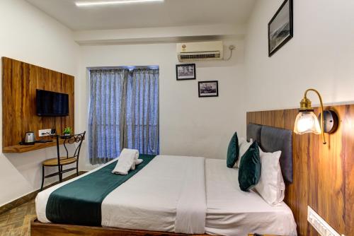 Postel nebo postele na pokoji v ubytování Emerald Suites By Classio