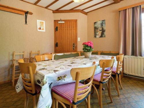 Posezení v ubytování Spacious holiday home with large garden