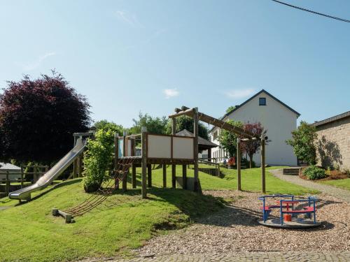 Herní místnost nebo prostor pro děti v ubytování Spacious holiday home with large garden