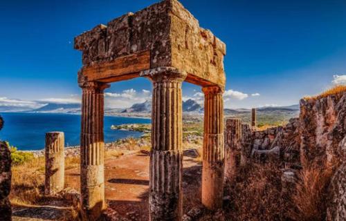 Ruinas antiguas de un edificio con el océano al fondo en Sea View Holiday, en Altavilla Milicia
