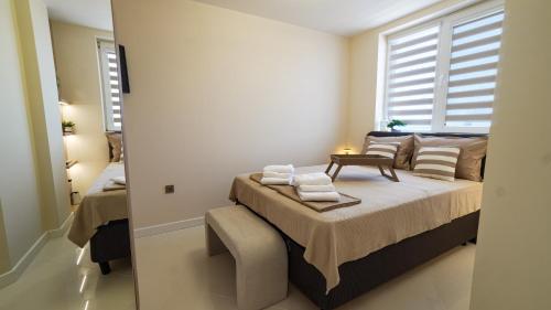 En eller flere senge i et værelse på Luxury SeaView Apartment Azzurro 5