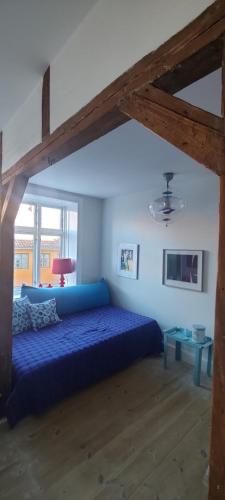 a bedroom with a blue bed in a room at I hjertet af København nær Marmorkirken Metro in Copenhagen