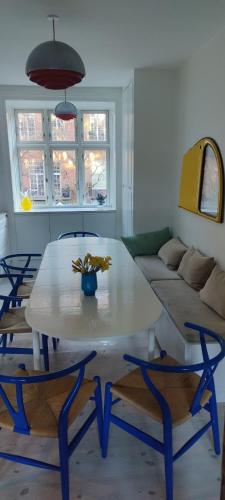 a living room with a table and a couch at I hjertet af København nær Marmorkirken Metro in Copenhagen