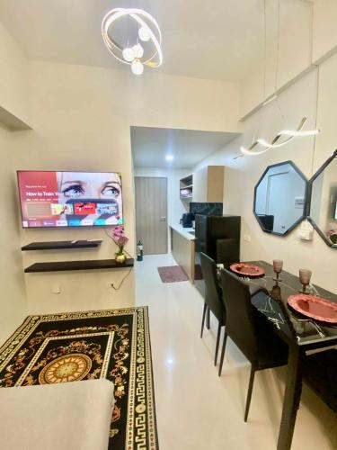 a living room with a dining table and a tv at Near Airport Casa Isabel Primeworld in Agus
