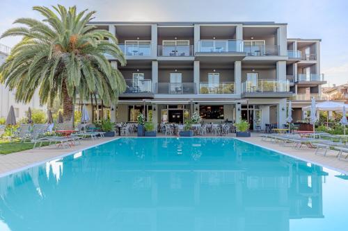 a swimming pool in front of a building with a hotel at Hotel San Marco in Bardolino